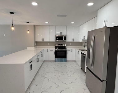 507 Sw N Riverpoint Drive - Photo Thumbnail 1
