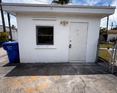 1711 N 17th Court - Photo Thumbnail 4