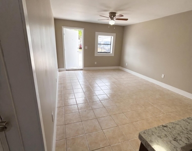 1711 N 17th Court - Photo Thumbnail 1