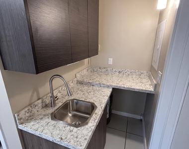 1711 N 17th Court - Photo Thumbnail 2