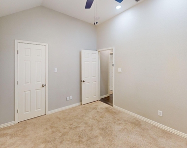 1629 Bennington Drive - Photo Thumbnail 14