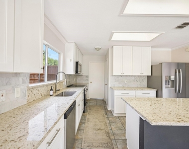 12000 Melrose Lane - Photo Thumbnail 13