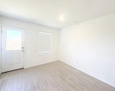 7855 Rutherford Lane - Photo Thumbnail 15
