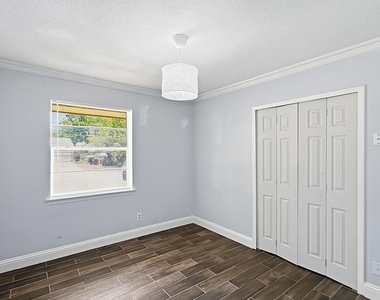 1421 Meadowcrest Drive - Photo Thumbnail 8