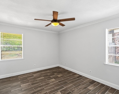 1421 Meadowcrest Drive - Photo Thumbnail 4