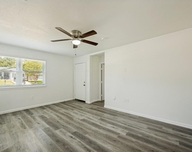 411 Hillcrest Street - Photo Thumbnail 3