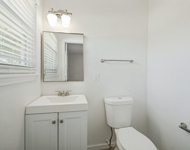 411 Hillcrest Street - Photo Thumbnail 12