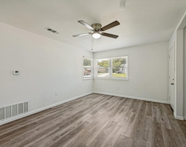 411 Hillcrest Street - Photo Thumbnail 9