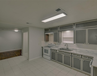 1100 Wade Hampton Street - Photo Thumbnail 9