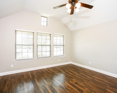 1108 Colonial Drive - Photo Thumbnail 8