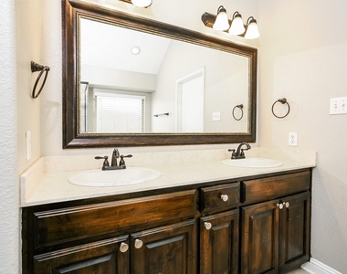 1108 Colonial Drive - Photo Thumbnail 10