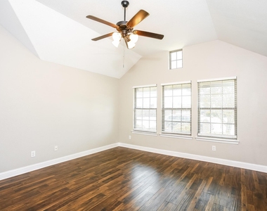 1108 Colonial Drive - Photo Thumbnail 9