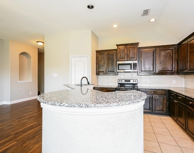 1108 Colonial Drive - Photo Thumbnail 6