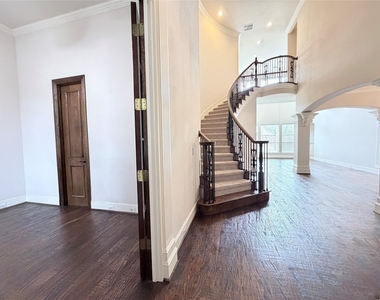 4419 Donegal Drive - Photo Thumbnail 2