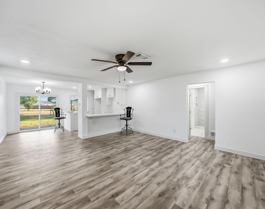 10124 Shayna Drive - Photo Thumbnail 4