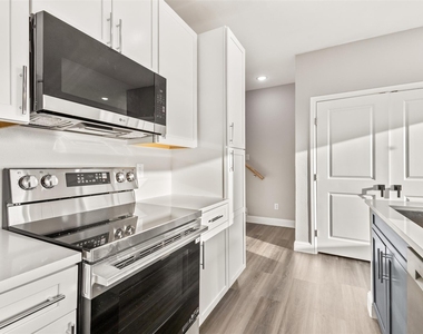 825 Premier Parkway - Photo Thumbnail 5