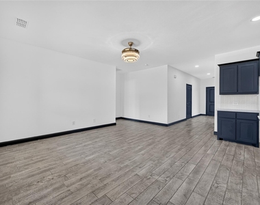 1005 Chaplin Drive - Photo Thumbnail 2
