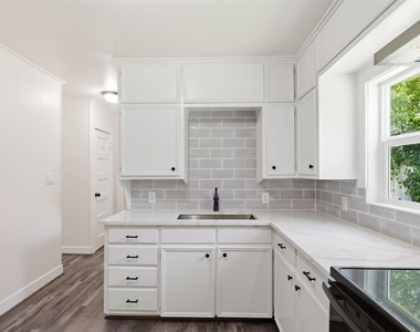 707 W Water Street - Photo Thumbnail 10