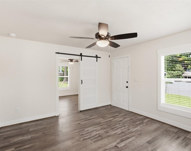 707 W Water Street - Photo Thumbnail 16