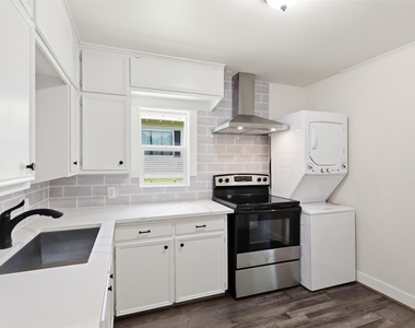 707 W Water Street - Photo Thumbnail 8
