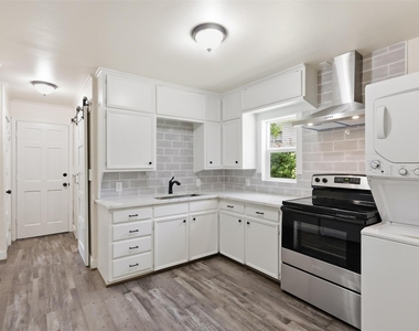 707 W Water Street - Photo Thumbnail 11
