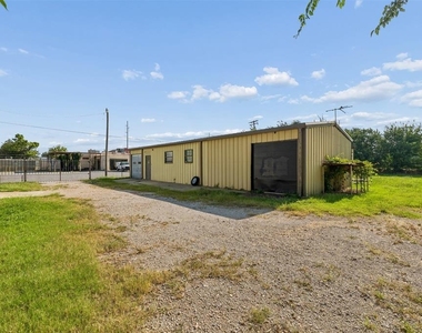 902 N Purdue Avenue - Photo Thumbnail 9