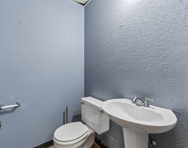 902 N Purdue Avenue - Photo Thumbnail 20