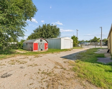 902 N Purdue Avenue - Photo Thumbnail 8