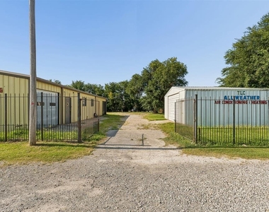 902 N Purdue Avenue - Photo Thumbnail 3
