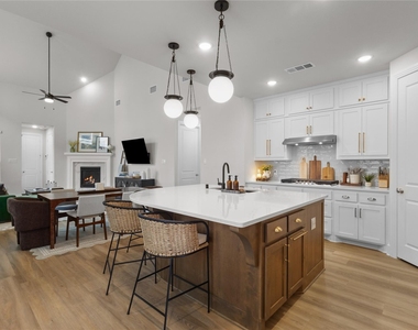 2609 Holland Court - Photo Thumbnail 4