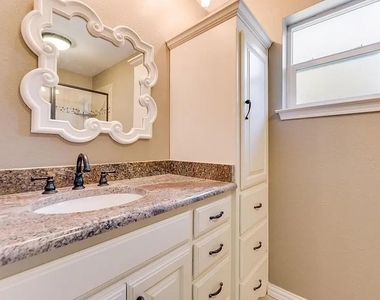 4919 Woodland Park Boulevard - Photo Thumbnail 8