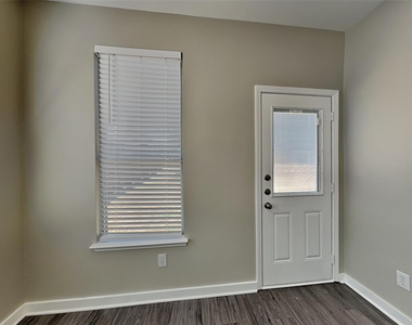 7016 Frost Lane - Photo Thumbnail 6