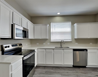 7016 Frost Lane - Photo Thumbnail 4