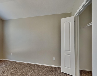 7016 Frost Lane - Photo Thumbnail 14