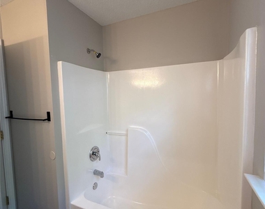 1032 Meadowbrook Lane Sw - Photo Thumbnail 12