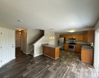 1032 Meadowbrook Lane Sw - Photo Thumbnail 3