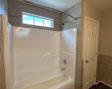 1032 Meadowbrook Lane Sw - Photo Thumbnail 9