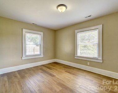 2202 W Stage Coach Trail - Photo Thumbnail 8