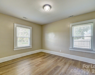 2202 W Stage Coach Trail - Photo Thumbnail 7
