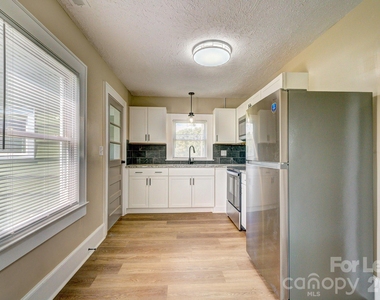 2202 W Stage Coach Trail - Photo Thumbnail 5