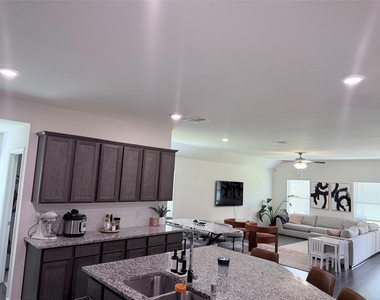 1602 Maple Ridge Drive - Photo Thumbnail 7