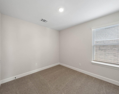 1303 Dye Boulevard - Photo Thumbnail 7