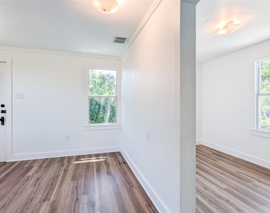 501 E Sixth Street - Photo Thumbnail 6