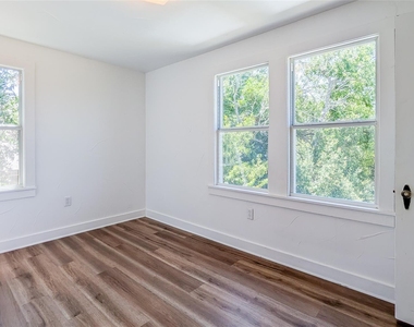 501 E Sixth Street - Photo Thumbnail 12