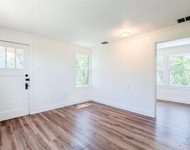 501 E Sixth Street - Photo Thumbnail 5