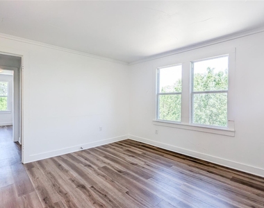 501 E Sixth Street - Photo Thumbnail 4