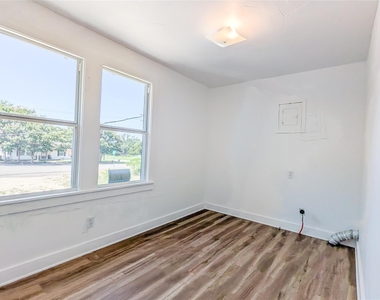 501 E Sixth Street - Photo Thumbnail 14