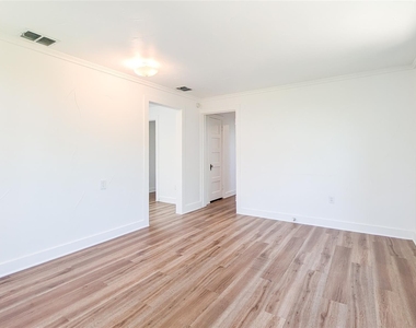 501 E Sixth Street - Photo Thumbnail 3