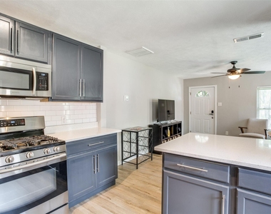 408 N Oak Cliff Boulevard - Photo Thumbnail 6