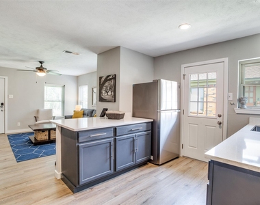 408 N Oak Cliff Boulevard - Photo Thumbnail 4